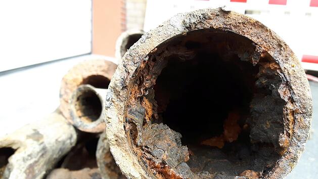 Die Rohre der Frankenwaldgruppe waren und sidn in die Jahre gekommen, wie im im Bild die Wasserrohre  ein St&uuml;ck  Leitung aus Lahm. Noch vor f&uuml;nf Jahren wurden 37 Rohrbr&uuml;cke im Jahr verzeichnet, in 2019 lag man bei 13. Veronika Schadeck