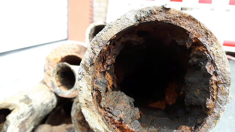 Die Rohre der Frankenwaldgruppe waren und sidn in die Jahre gekommen, wie im im Bild die Wasserrohre  ein Stück  Leitung aus Lahm. Noch vor fünf Jahren wurden 37 Rohrbrücke im Jahr verzeichnet, in 2019 lag man bei 13. Veronika Schadeck