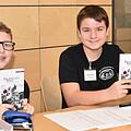 Joshua Krippel, Nick Schmitt und Tom Feinermann (v.l.) haben die vorverkauften Bücher ausgegeben. Foto: Kerstin Eichhorn