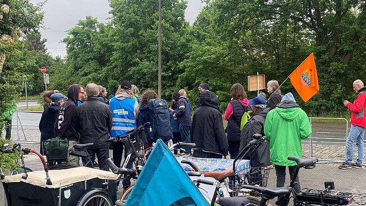 "Letzte Generation" sorgt für Aufruhr in Nürnberg - Polizei muss eingreifen