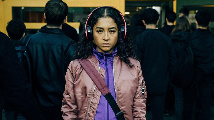 Nola (Samirah Breuer) kämpft mit Panikattacken. Jetzt muss sie herausfinden, wer die Geheimnisse der Schüler preisgibt und dabei sich selbst schützen.