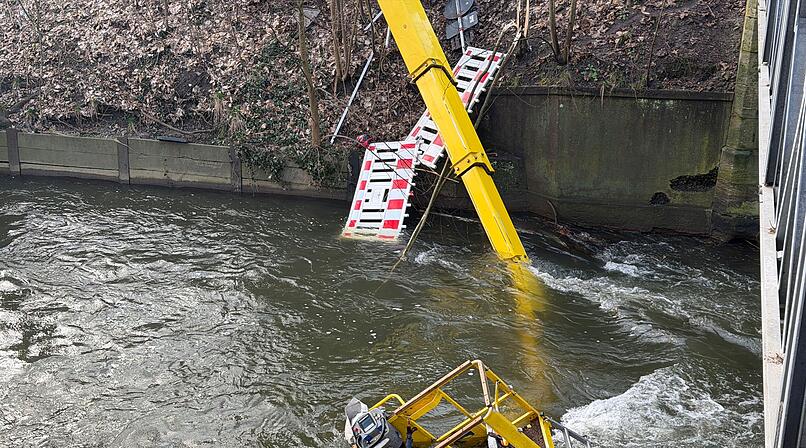 N&uuml;rnberg: Lkw-Arm f&auml;llt samt Arbeiter in die Pegnitz - Rettung l&auml;uft