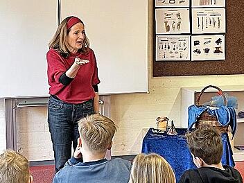 Die M&auml;rchenerz&auml;hlerin Gesine Kleinw&auml;chter in Aktion