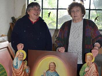 Klara Schmidt (rechts) und Tochter Sigrid Fiedler holen die Altareinzelteile vom Dachboden in die Garage und bereiten diese durch gründliche Reinigung zum Aufbau vor. Die Altarmitte zeigt Jesus mit Brot und Wein, sowie die beiden Apostel Petrus und Paulus. Fotos: K.-H. Hofmann