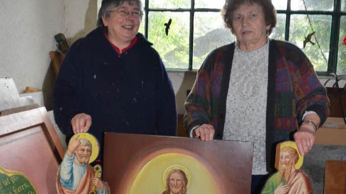 Klara Schmidt (rechts) und Tochter Sigrid Fiedler holen die Altareinzelteile vom Dachboden in die Garage und bereiten diese durch gründliche Reinigung zum Aufbau vor. Die Altarmitte zeigt Jesus mit Brot und Wein, sowie die beiden Apostel Petrus und Paulus. Fotos: K.-H. Hofmann