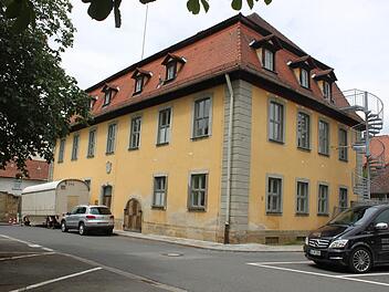 Das Rathaus der Stadt Scheßlitz ist nicht nur von außen einem schlimmen Zustand. Seit Jahren gehört es renoviert, aber der Kommune fehlt das Geld dafür. Fotos: Peter Groscurth