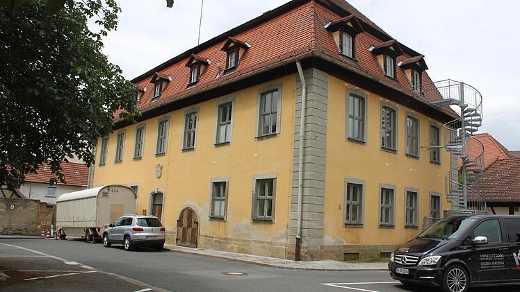 Das Rathaus der Stadt Scheßlitz ist nicht nur von außen einem schlimmen Zustand. Seit Jahren gehört es renoviert, aber der Kommune fehlt das Geld dafür. Fotos: Peter Groscurth