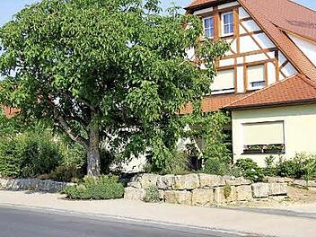 Der sanierte Bauernhof ist hübsch anzuschauen.  Fotos: Richard Sänger