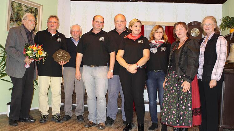 Die bei den Frankenwaldfreunden ausgezeichneten Mitglieder (von links) Wolfgang Eidloth, Franz Spindler, Martin Braunersreuther, Harald Gremer und Dieter Gräf mit der Vorsitzenden Diana Schütz, deren Stellvertreterin Silke Walter sowie den beiden Vertreterinnen der Arbeitsgemeinschaft Mundarttheater Franken, Maria Riediger und Marianne Höller. Foto: Michael Wunder