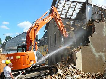 Am 2. August 2011 wurde das Marktleugaster Rathaus abgerissen. Seitdem liegt der "Radonplatz" brach. Jetzt soll er neu gestaltet werden. Foto: Claudia Meisel/Archiv