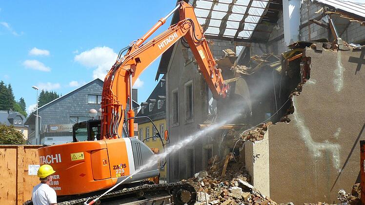 Am 2. August 2011 wurde das Marktleugaster Rathaus abgerissen. Seitdem liegt der "Radonplatz" brach. Jetzt soll er neu gestaltet werden. Foto: Claudia Meisel/Archiv