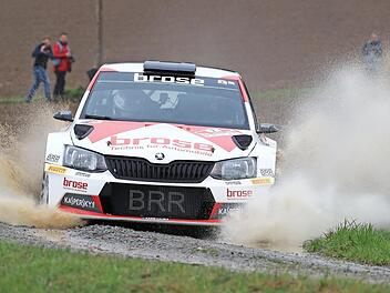 Auch von schwierigen Streckenbedingungen lie&szlig; sich der Rossacher Dominik Dinkel im Skoda Fabia R5 nicht beeindrucken.  Foto: Sascha D&ouml;rrenb&auml;cher