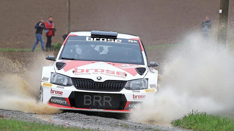 Auch von schwierigen Streckenbedingungen lie&szlig; sich der Rossacher Dominik Dinkel im Skoda Fabia R5 nicht beeindrucken.  Foto: Sascha D&ouml;rrenb&auml;cher