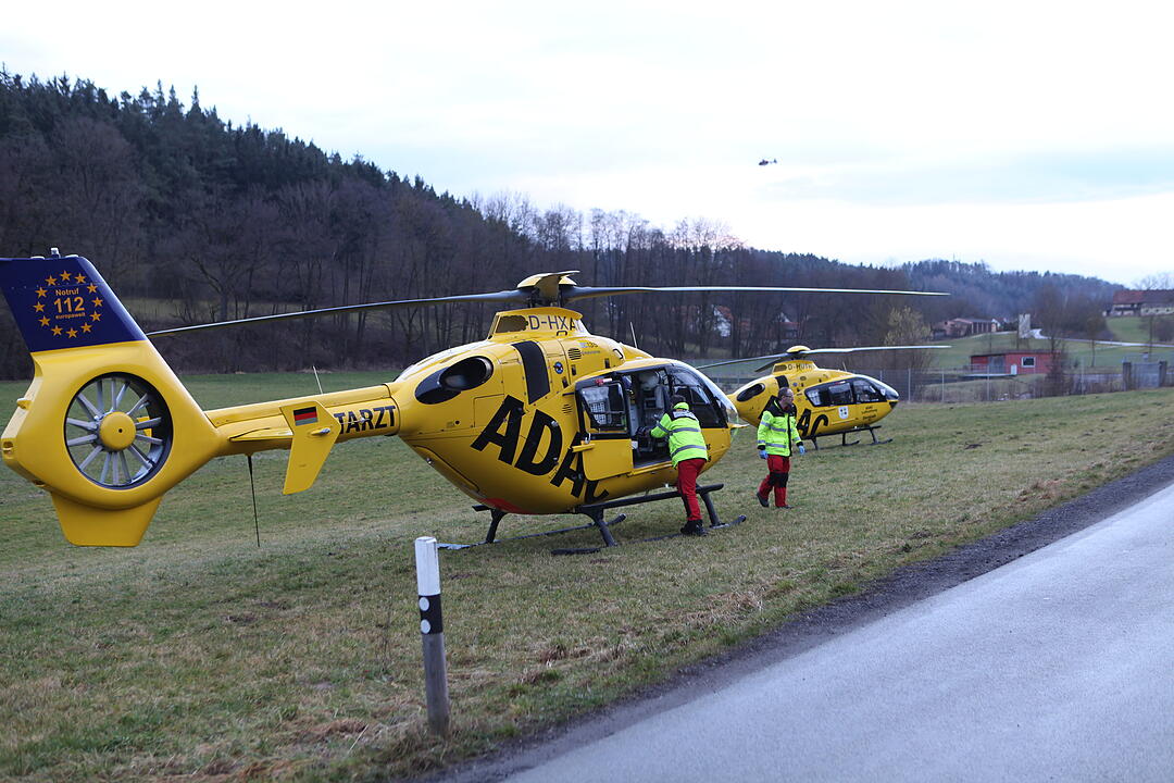 Auto stürzt nach Auffahrunfall bei Ansbach beinahe in Klärbecken