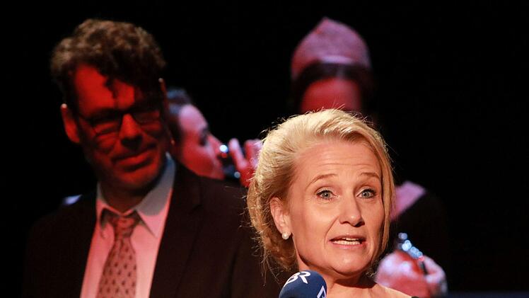 Der Operetten-Abend "Wir laden gern uns Gäste ein" bildete den festlichen Rahmen für die Verleihung der Auszeichnung "Operetten-Frosch" des Bayerischen Rundfunks an das Landestheater Coburg.Foto: Jochen Berger