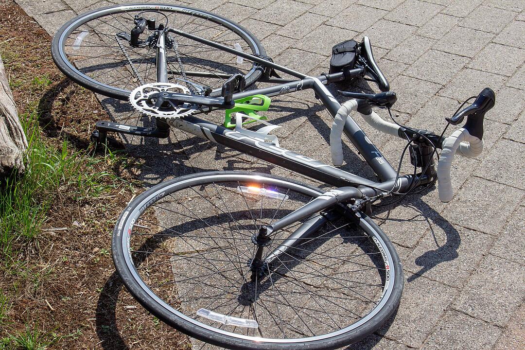 Radfahrer hat Glück im Unglück nach Kollision mit Auto