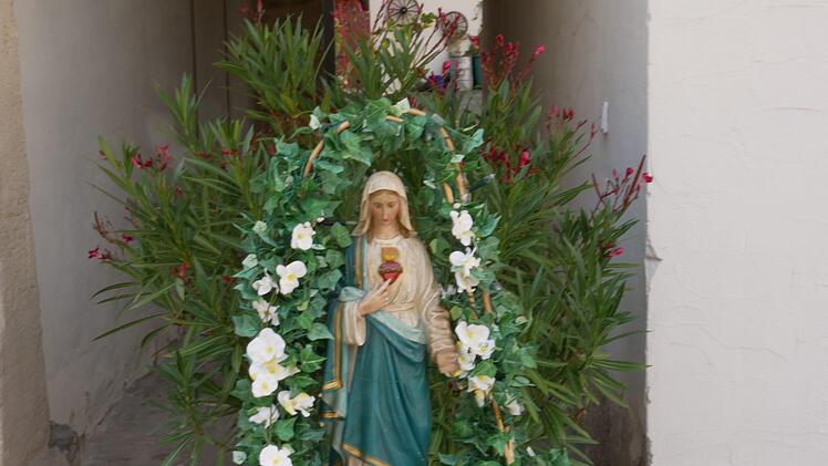 Zur Schwedenprozession wird der Prozessionsweg von Anwohnern festlich mit Blumen und Mariendarstelungen geschmückt.Heike Beudert