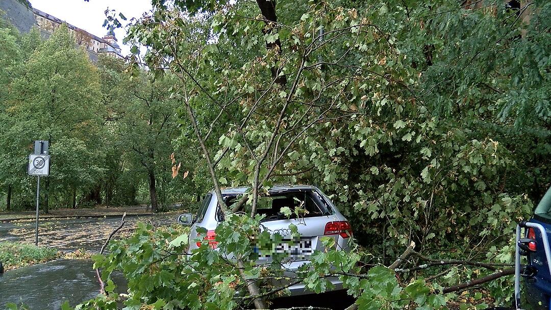 Sturm Fabienne wütet in Unterfranken: Kirchturmspitze abgerissen, Strommasten umgeknickt
