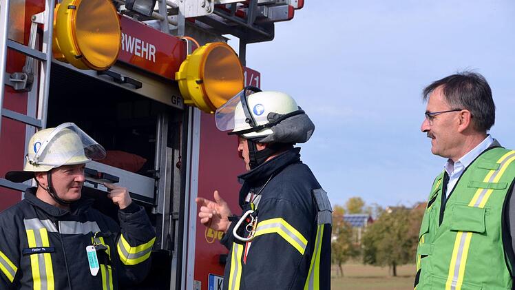 Zur Großübung auf einem Nüdlinger Aussiedlerhof wurden insgesamt sechs Wehren nach Nüdlingen gerufen.  Foto: Peter Rauch