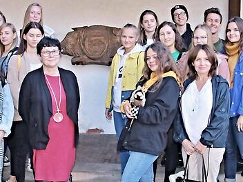 Das Wappentier der Stadt Ebern, von Bürgermeister Jürgen Hennemann (links) bei seiner Begrüßung erklärt, musste mit auf das Gruppenfoto der munteren Schülerschar. Mit auf dem Bild sind außerdem die Direktorin der Schule in Zory, Ursula Machakca (vorne, Dritte von links), die Deutschlehrerin Barbara Barglik (vorne, rechts) und der Schulleiter des Friedrich-Rückert-Gymnasiums Ebern, Oberstudiendirektor Martin Pöhner (Zweiter von rechts). Foto: Helmut Will