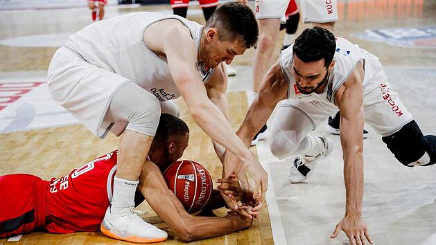 In den Play-offs wird noch verbissener um den Ball gek&auml;mpft als sonst. Hier wirft sich der Bamberger Louis Olinde nach dem Spielger&auml;t, das ihm die Vechta-Spieler T.&nbsp;J. Bray und Max DiLeo (rechts) wieder abnehmen wollen. Foto: Daniel L&ouml;b