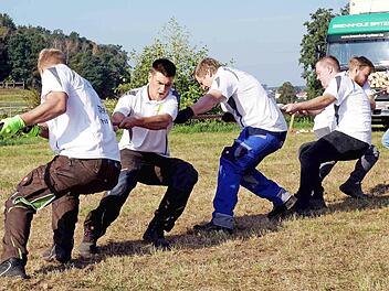 Die historische Feuerwehr Dörflas ließ nichts anbrennen und siegte beim Tauziehen.  Fotos: Richard Sänger