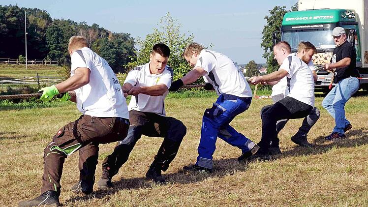 Die historische Feuerwehr Dörflas ließ nichts anbrennen und siegte beim Tauziehen.  Fotos: Richard Sänger
