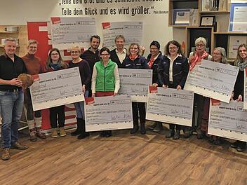 Zehn Schecks  von der  B&auml;ckerei Pappert in der H&ouml;he 21.000 Euro gab es f&uuml;r die (Kinder-)Hospizarbeit. Dabei erhielt der Malteser Kinderhospizdienst in Bad Kissingen 2000 Euro. Foto: Thomas Bertz