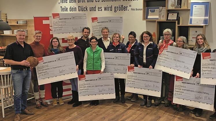 Zehn Schecks  von der  B&auml;ckerei Pappert in der H&ouml;he 21.000 Euro gab es f&uuml;r die (Kinder-)Hospizarbeit. Dabei erhielt der Malteser Kinderhospizdienst in Bad Kissingen 2000 Euro. Foto: Thomas Bertz