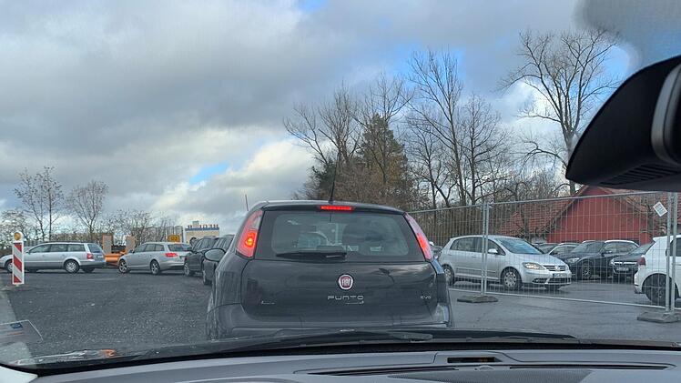 In Schlangenlinie steht Auto an Auto auf der Teststrecke in Oerlenbach. Rechts stand ich vor einer Viertelstunde, bis ich getestet werde, wird eine weitere halbe Stunde vergehen. Foto: Thomas Malz