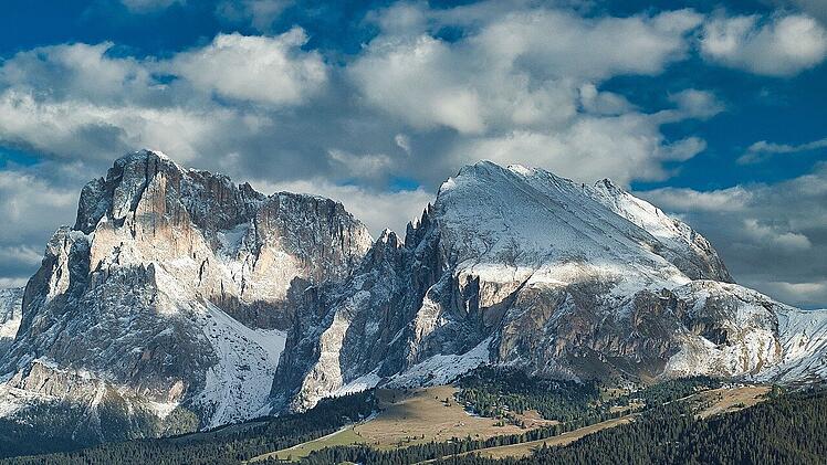 Die atemberaubenden Gesteinsformationen der Dolomiten sind nur wenige Fahrminuten entfernt.