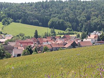 Idyll umgeben von Grün: Der einstmalige Luftkurort Bramberg ist bis heute ein beliebter Wohnort. Die Bevölkerungskurve steigt ebenso an, wie die Hügel um den Berg. Foto: Eckehard Kiesewetter