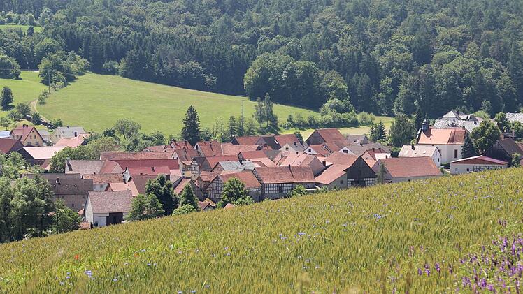 Idyll umgeben von Grün: Der einstmalige Luftkurort Bramberg ist bis heute ein beliebter Wohnort. Die Bevölkerungskurve steigt ebenso an, wie die Hügel um den Berg. Foto: Eckehard Kiesewetter