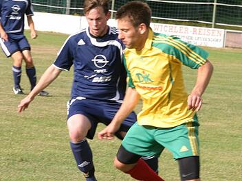 Packende Zweikämpfe lieferten sich der Eberner Kim Schütz (blaues Trikot) und der Bamberger Simon Schmoll, die mit unterschiedlichen Erfolgen endeten.