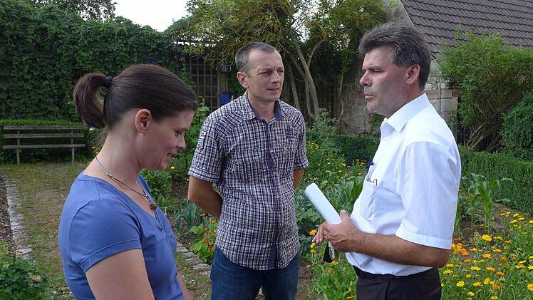 Zum gegenwärtigen Zeitpunkt ist unklar, ob das Projekt "Permakulturfläche", das von Dr. Brenda Pfenning betreut wird, im UBIZ fortgesetzt werden kann. Bürgermeister Thomas Sechser (re.) gibt zu erkennen, dass er sich um eine Weiterbeschäftigung des "Bürgerarbeiters" Besic Tevzadze Gedanken macht.