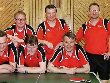 Souveräner Meister der 3. Bezirksliga Hof/Kronach und damit Aufsteiger in die 2. Bezirksliga wurden die Herren des TSV Teuschnitz. Im Bild die erfolgreiche Mannschaft mit (von links) Wolfgang Fröba, Andre Jungkunz, Rüdiger Scherbel, Bernd Jungkunz und TT-Abteilungsleiter Frederic Pauli; (vorne von links) Klaus Scherbel, Peter Daum und Friedel Tomaschko. Foto: Hans Franz