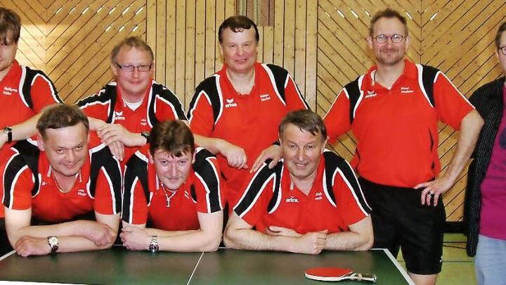 Souveräner Meister der 3. Bezirksliga Hof/Kronach und damit Aufsteiger in die 2. Bezirksliga wurden die Herren des TSV Teuschnitz. Im Bild die erfolgreiche Mannschaft mit (von links) Wolfgang Fröba, Andre Jungkunz, Rüdiger Scherbel, Bernd Jungkunz und TT-Abteilungsleiter Frederic Pauli; (vorne von links) Klaus Scherbel, Peter Daum und Friedel Tomaschko. Foto: Hans Franz
