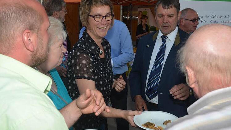 Stellvertretende Kreisbäuerin Marina Herr und Ute Schwarz reichten Kostproben von altem Brot, das man nicht wegwerfen muss, sondern schmackhaft zubereitet wieder verwerten kann. Foto: Karl-Heinz Hofmannn