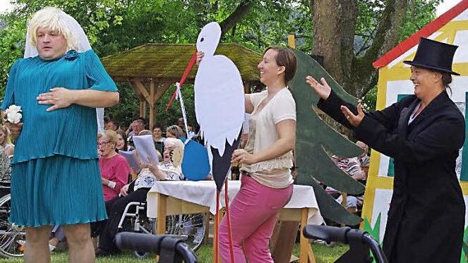 Während der Chor das Frankenwaldlied sang, spielten Mitarbeiter die Geschehnisse nach.  Foto: Heike Schülein