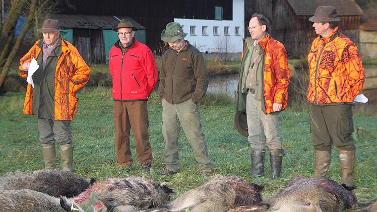 Die Jagdherren Rudolf Eber, Edwin Schultheiß, Erwin Passing, Norbert Eber und Klaus Zapf (von links) sind überaus zufrieden mit dem Ergebnis der Drückjagd. Foto: Stephan Tiroch