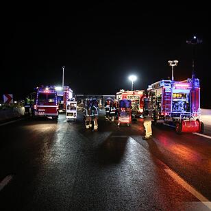 Lkw kippt um und blockiert komplette A9