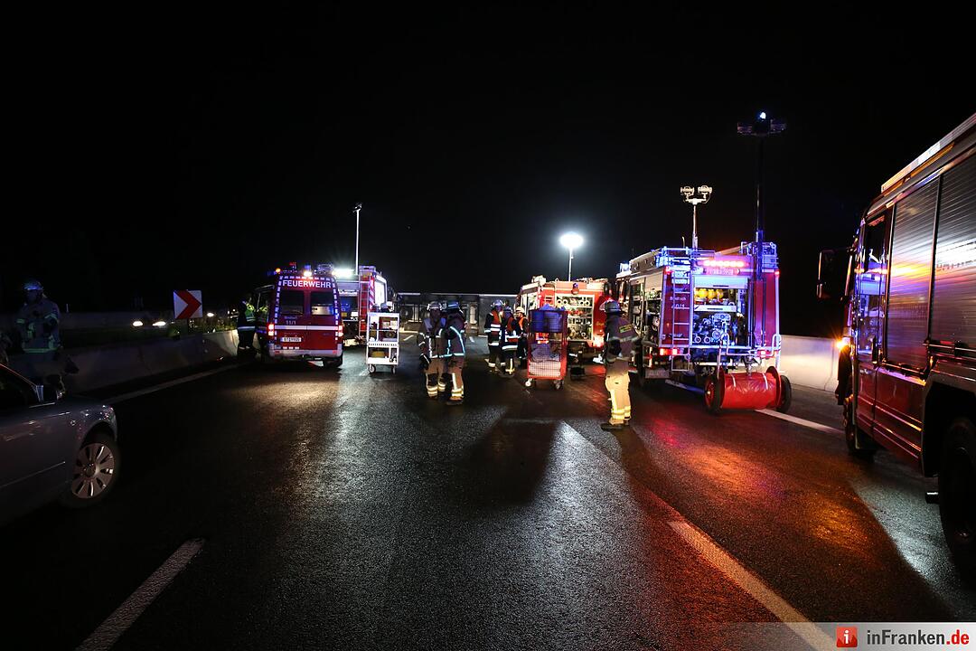 Lkw kippt um und blockiert komplette A9
