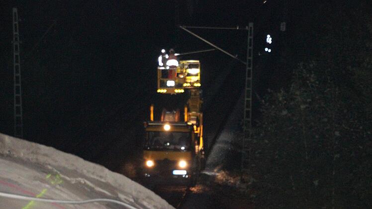 Mit einem Spezial-Schienenfahrzeug waren Arbeiter unterwegs, um die Oberleitung abzubauen.  Foto: Friedwald Schedel