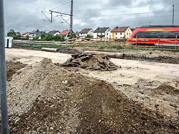Der Neubau der ICE-Strecke - hier ein Archivbild aus Ebensfeld - war lange die größte Baustelle im Landkreis. Aber auch am Klinikum Lichtenfels wird gebaut, dazu kommen viele kleinere Baustellen, so dass die Bau-Firmen gut zu tun haben und Arbeitskräfte suchen.  Foto: Hendrik Steffens