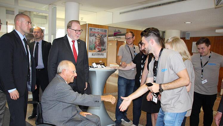 Im Foyer sprach Wolfgang Schäuble kurz mit einigen Mitgliedern der Jungen Union Foto: Oliver Schmidt
