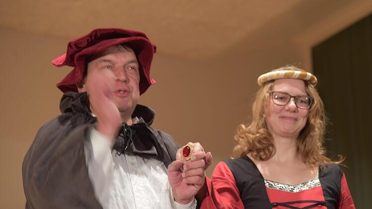 In das Leben der "Katharina von Bora" an der Seite des Reformators Martin Luther entführte die Theatergruppe Eisfeld mit einem Stück für diesen Freundschaftsabend..