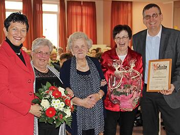 Awo-Kreisvorsitzende Inge Aures (links) und Ortsvereinsvorsitzender Dietmar Hofmann (rechts) gratulieren Elisabeth Ramming, Annemarie Heß und Waltraud Reinhardt (von links) für die erfolgreiche Arbeit für den Altenclub. Foto: Katharina Müller-Sanke