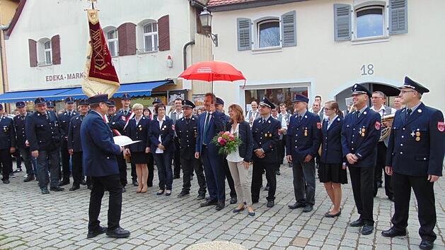 Die Gräfenberger Wehr bei der Bitte an den Bürgermeister, die Schirmherrschaft für das in wenigen  Wochen anstehende Jubiläumsfest zu übernehmen. Foto: Petra Malbrich