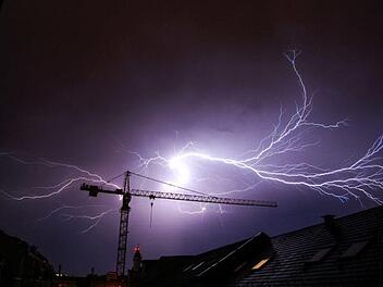 Zwei Frauen wurden am Sonntagabend von einem Blitz getroffen und schwer verletzt. Eine der beiden musste wiederbelebt werden. Symbolfoto: pixabay.com / nickgesell