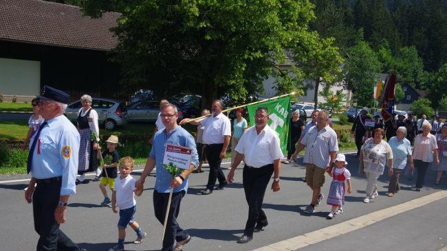 Der gro&szlig;e Festumzug bildete den H&ouml;hepunkt des 125-j&auml;hrigen Jubil&auml;ums der FFW Gifting. Foto: Heike Sch&uuml;lein